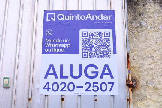 Placa GRANDE instalada no portão do imóvel, dia 11.08.2026 - Código SWRM-1331 de casa para alugar com 2 quartos, 65m² em Vila Carolina, São Paulo