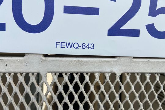 Placa FEWQ-843 de casa para alugar com 2 quartos, 380m² em Jardim das Esmeraldas, São Paulo