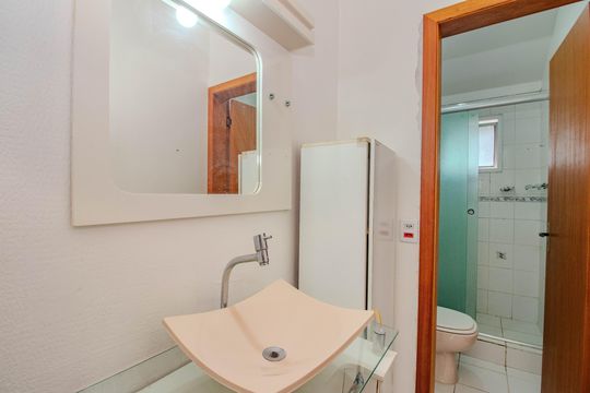 Banheiro da Suíte Americana - Corredor de casa de condomínio para alugar com 2 quartos, 78m² em Humaitá, Porto Alegre