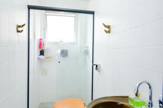 Banheiro de apartamento à venda com 2 quartos, 58m² em Vila Galvão, Guarulhos