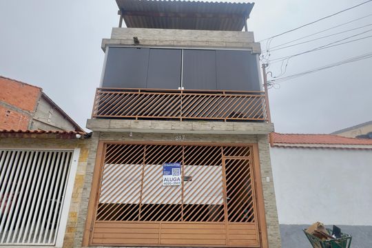 Placa instalada na fachada do imóvel de casa à venda com 2 quartos, 65m² em Parque Continental I, Guarulhos