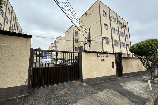 Fachada + placa de apartamento para alugar com 2 quartos, 55m² em Praça Seca, Rio de Janeiro