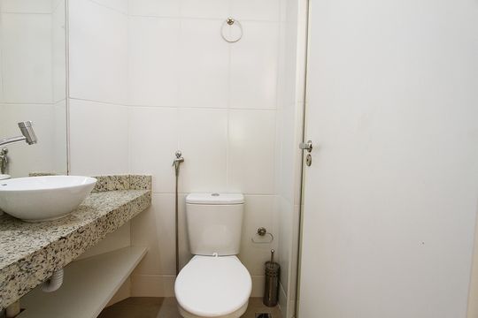 Banheiro da Suíte de apartamento para alugar com 2 quartos, 53m² em Coração Eucarístico, Belo Horizonte