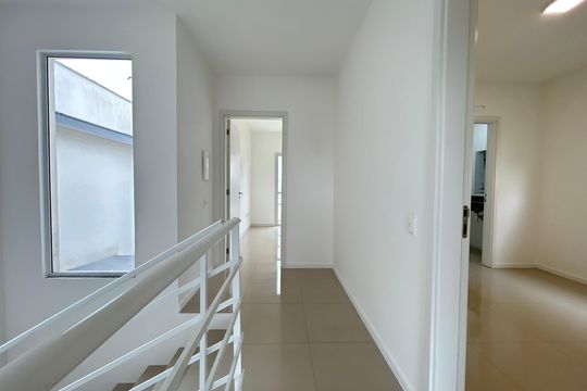 Escada  de casa para alugar com 3 quartos, 135m² em Campeche Central, Florianópolis