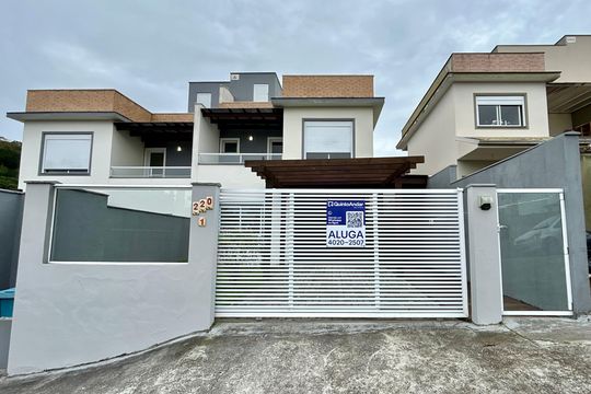 Fachada de casa para alugar com 3 quartos, 135m² em Campeche Central, Florianópolis