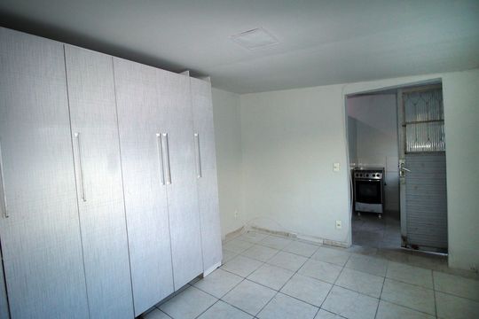 Sala / Quarto de kitnet/studio para alugar com 1 quarto, 32m² em Penha Circular, Rio de Janeiro