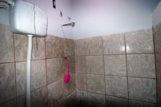 Banheiro de kitnet/studio para alugar com 1 quarto, 32m² em Penha Circular, Rio de Janeiro