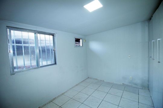 Sala / Quarto de kitnet/studio para alugar com 1 quarto, 32m² em Penha Circular, Rio de Janeiro