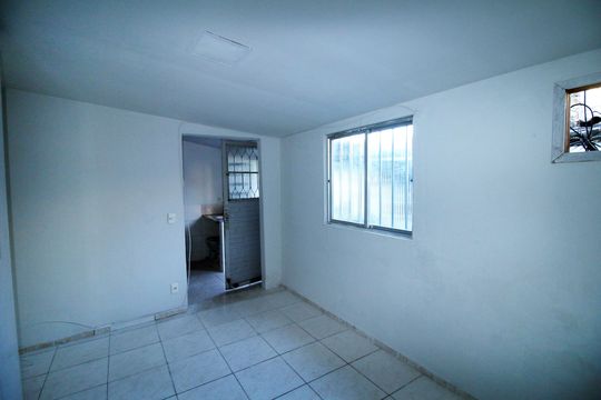 Sala / Quarto de kitnet/studio para alugar com 1 quarto, 32m² em Penha Circular, Rio de Janeiro