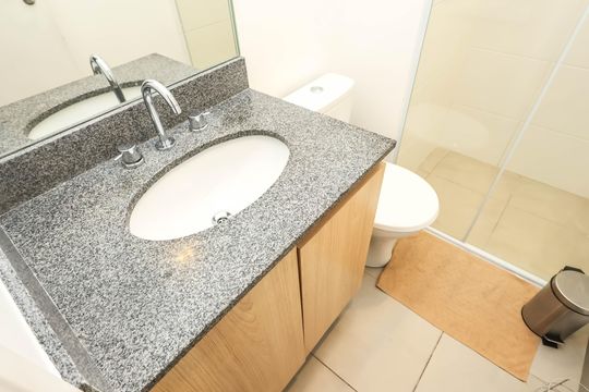 Banheiro de kitnet/studio para alugar com 1 quarto, 25m² em Liberdade, São Paulo