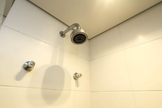 Banheiro de kitnet/studio para alugar com 1 quarto, 25m² em Liberdade, São Paulo