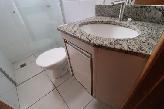 Banheiro Social de apartamento para alugar com 3 quartos, 67m² em Presidente Roosevelt, Uberlândia