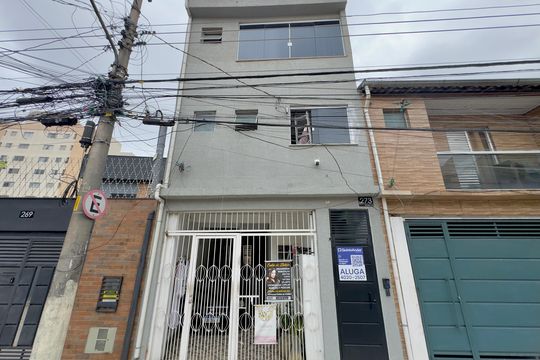 Placa instalada na fachada do imóvel  de apartamento para alugar com 2 quartos, 64m² em Jardim Barbosa, Guarulhos