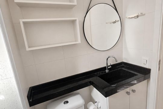 Banheiro de apartamento à venda com 2 quartos, 52m² em Jardim do Lago, Campinas