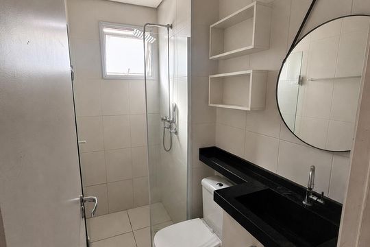 Banheiro de apartamento à venda com 2 quartos, 52m² em Jardim do Lago, Campinas