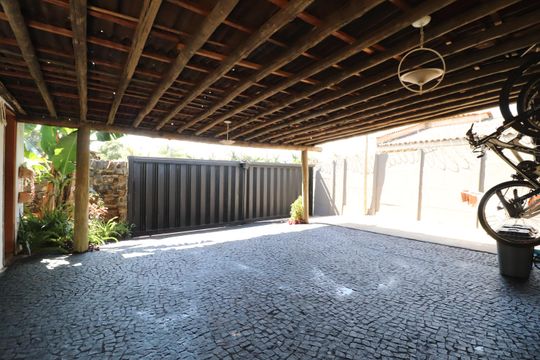 Garagem de casa para alugar com 3 quartos, 630m² em Tubalina, Uberlândia