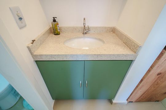 Banheiro de apartamento à venda com 1 quarto, 33m² em Jardim Trussardi, São Paulo