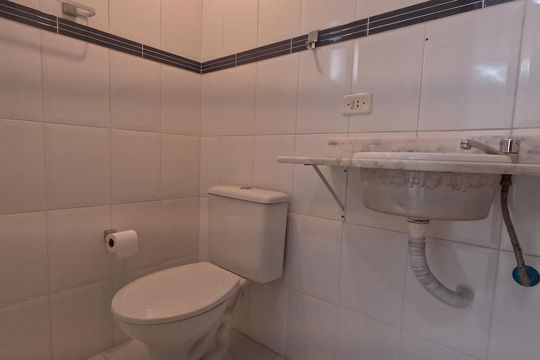 Banheiro de apartamento para alugar com 1 quarto, 54m² em Aparecida, Santos