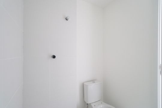 Banheiro de apartamento para alugar com 2 quartos, 34m² em Parque Industrial Tomas Edson, São Paulo