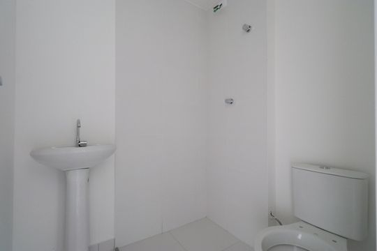 Banheiro de apartamento para alugar com 2 quartos, 34m² em Parque Industrial Tomas Edson, São Paulo