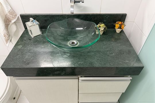 Banheiro de apartamento para alugar com 2 quartos, 62m² em Embaré, Santos