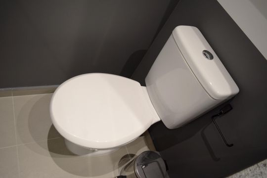 Banheiro de kitnet/studio para alugar com 1 quarto, 25m² em Pinheiros, São Paulo