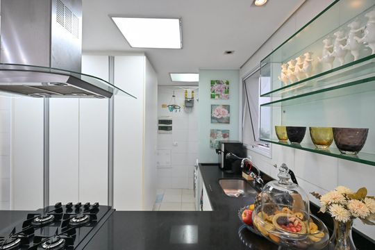 Cozinha de apartamento para alugar com 1 quarto, 76m² em Vila Suzana, São Paulo