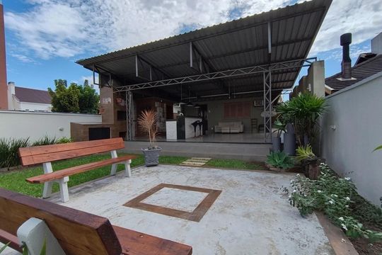 Área externa de casa para alugar com 3 quartos, 202m² em Dom Feliciano, Gravataí
