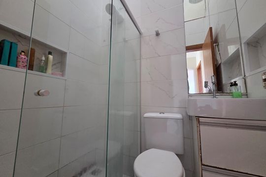 Banheiro de casa à venda com 2 quartos, 114m² em Jardim Atlântico, Belo Horizonte