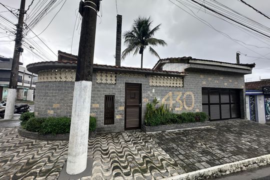 Fachada de casa para alugar com 4 quartos, 330m² em Japuí, São Vicente