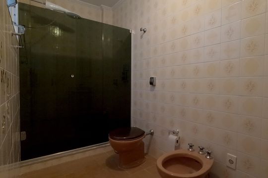 Banheiro de apartamento para alugar com 2 quartos, 105m² em Aparecida, Santos