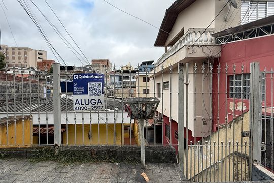 Fachada  de casa para alugar com 1 quarto, 40m² em Parque Maraba, Guarulhos