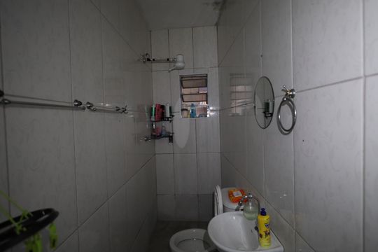 Banheiro social de casa à venda com 3 quartos, 470m² em Parque das Bandeiras, Osasco