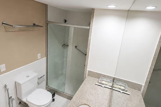 Banheiro de kitnet/studio para alugar com 1 quarto, 36m² em Glória, Macaé