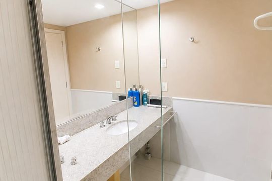 Banheiro de kitnet/studio para alugar com 1 quarto, 36m² em Glória, Macaé