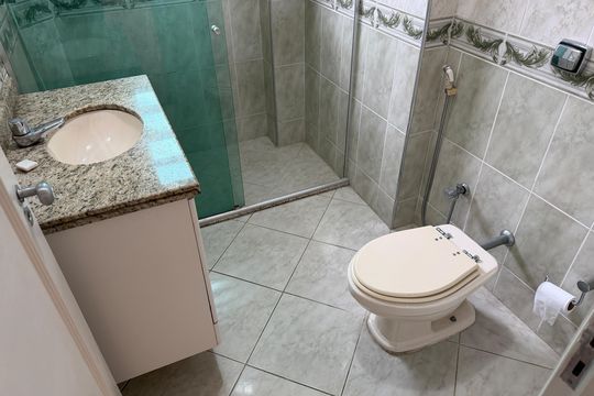 Banheiro de apartamento para alugar com 1 quarto, 80m² em Boqueirão, Santos