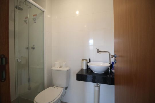 Banheiro de apartamento à venda com 2 quartos, 86m² em Humaitá, Porto Alegre