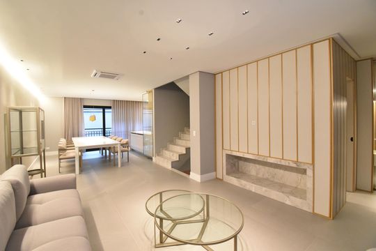 Sala de casa de condomínio à venda com 3 quartos, 266m² em Ahú, Curitiba