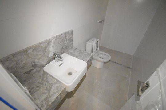 Banheiro de serviço de casa de condomínio à venda com 3 quartos, 266m² em Ahú, Curitiba