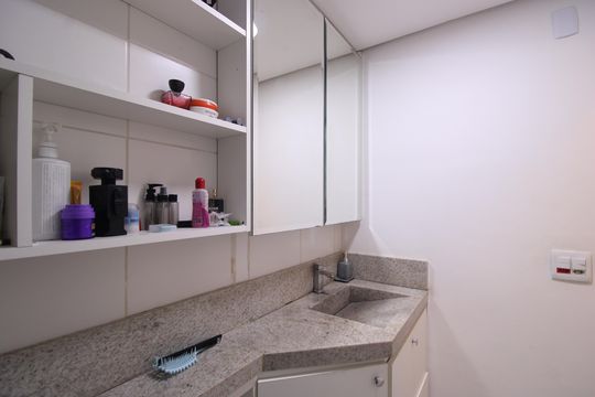 Banheiro de apartamento à venda com 2 quartos, 46m² em Anil, Rio de Janeiro