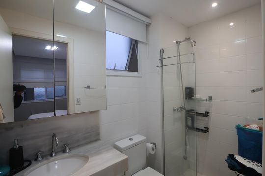 Banheiro da Suíte de apartamento à venda com 2 quartos, 84m² em Centro, Canoas