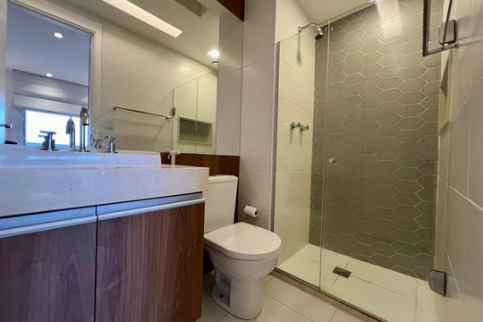 Banheiro 2 de apartamento à venda com 2 quartos, 82m² em Barra da Tijuca, Rio de Janeiro