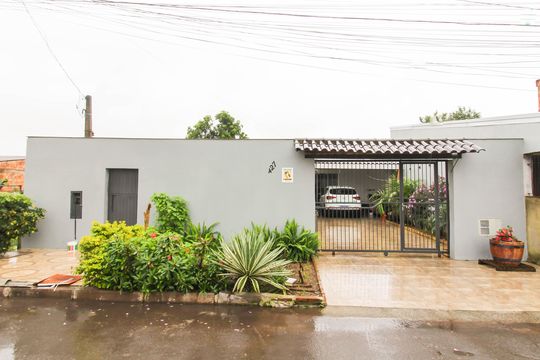 Fachada de casa à venda com 1 quarto, 300m² em Niterói, Canoas