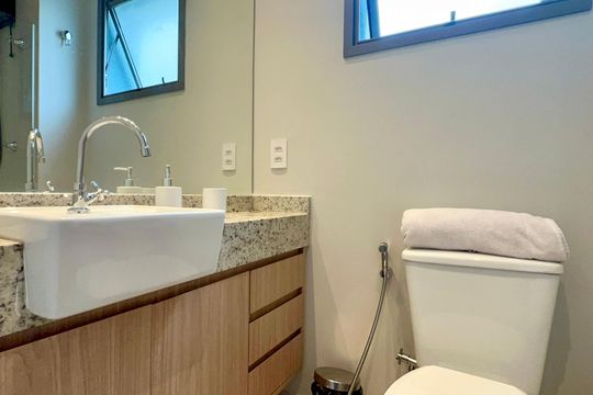 Banheiro de kitnet/studio para alugar com 1 quarto, 25m² em Vila Madalena, São Paulo