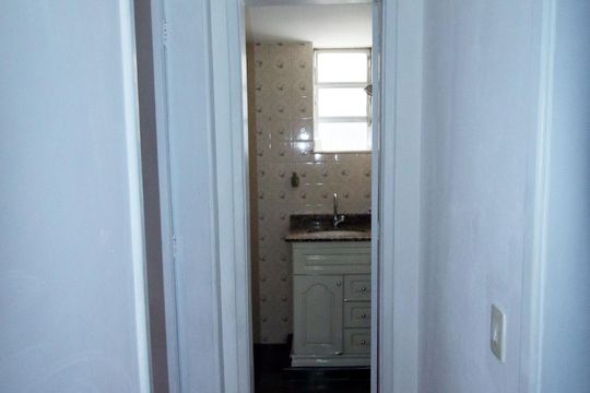 Corredor de apartamento à venda com 2 quartos, 75m² em Olaria, Rio de Janeiro