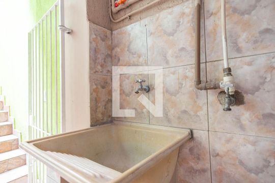 Área de serviço de casa para alugar com 2 quartos, 70m² em Vila Cavaton, São Paulo