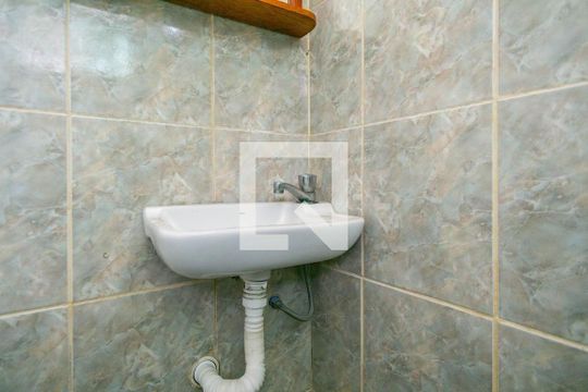 Banheiro de casa para alugar com 2 quartos, 70m² em Vila Cavaton, São Paulo