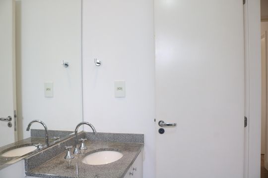 Banheiro 1 de apartamento à venda com 2 quartos, 70m² em Vila Ipojuca, São Paulo
