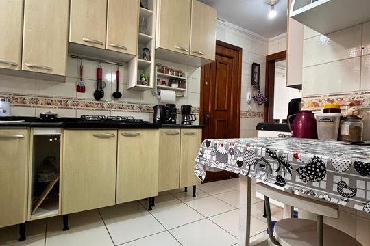 Cozinha de apartamento à venda com 3 quartos, 100m² em Menino Deus, Porto Alegre