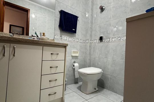 Banheiro de apartamento à venda com 3 quartos, 100m² em Menino Deus, Porto Alegre